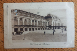 Sapeur Pompier Avec Une Lance à Eau à Lyon à La Gare Des Broteaux - Héliogravure - Sapeurs-Pompiers