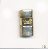 Pin's Mode Et Beauté - Parfum / Molineux “Quartz“. Est. Arcane. Métal Argenté 3D. T965-16 - Parfums