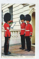 AK 142035 MILITARY / UNIFORM - England - London - Changing Sentries At Clarence House - Uniformes