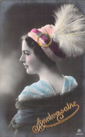 Femme Avec Un Joli Chapeau Avec Plumes - Profil - Anniversaire - Carte Postale Ancienne - Femmes