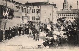 Cluny - Fêtes Du Millénaire 1910  - Cortège Historique -  Le Défilé Place Du Marché - Demonstrationen