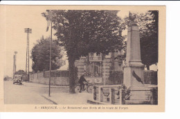 3 - SERQUEUX - Le Monument Aux Morts Et La Route De Forges - Otros & Sin Clasificación