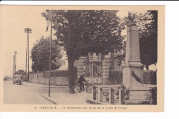 3 - SERQUEUX - Le Monument Aux Morts Et La Route De Forges - Altri & Non Classificati