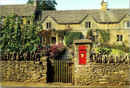 (1 S 8) UK - Old House And Red Letter Box - Poste & Facteurs