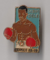 PIN'S THEME SPORT  BOXE    GILBERT DELE   FRANCE  88 89 CHAMPION EUROPE  WALTERS  DE LA GUADELOUPE - Boxen