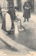 PARIS ( 8 E ) - Rue Royal , On Prend L'Eau Potable Sur Le Trottoir - Disasters