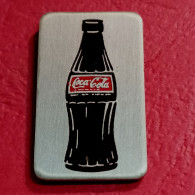 COCA COLA PIN'S SPILLA INCISIONE A RILIEVO CON ANCORA LA PLASTICHINA NUOVE - Coca-Cola