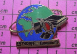 1518B Pin's Pins / Beau Et Rare / THEME : ESPACE / GLOBE TERRESTRE SATELLITE ? THORN EUROPHANE - Space