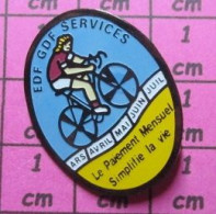 1518b Pin's Pins / Beau Et Rare / EDF GDF / SERVICE VELO CYCLISTE LE PAIEMENT MENSUEL SIMPLIFIE LA VIE - EDF GDF