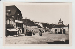 SAINT NICOLAS DU PELEM - COTES D'ARMOR - LA PLACE ET LES VIEILLES HALLES - Saint-Nicolas-du-Pélem