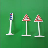 JOUET . 3 PANNEAUX DE SIGNALISATION ROUTIÈRE - Réf. N°130J - - Accesorios