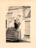 ILE-de-BREHAT  -  Lot De 5 Clichés De Vacances En Août 1952 - Mairie, Plage, Place  - Voir Description - Ile De Bréhat