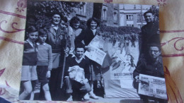 PHOTO 1953  VENDEUR DU JOURNAL L HUMANITE L AVANT GARDE AVEC LES COMMUNISTES POLITIQUE NEUILLY SUR MARNE? - Professions