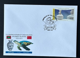 Maldives 2012 / 2013 Mi. 4840 FDC Diplomatic Relations China Chine 40 Years Hornless Dragon Vase - Malediven (1965-...)