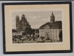 0-2130 PRENZLAU, Rathaus Mit St. Marienkirche, Marktszene, Im Glasrahmen - Prenzlau