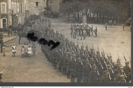 57 VIC SUR SEILLE   DEFILE SOLDATS ALLEMANDS SUR LA PLACE 1917 - Vic Sur Seille