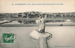 Le Bourg De Batz * Dans Les Marais Salants * Femme Portant Le Sel Au Mulon * Paludier - Batz-sur-Mer (Bourg De B.)