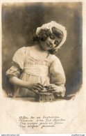 CPA. - Jeune Femme Fait Un Chateau De Cartes Avec Des Cartes à Jouer -  Un édifice Princier - Scan Du Verso - 1903. - - Regional Games