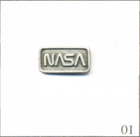 Pin's Nasa (National Aeronautics & Space Administration) - Logo. Taille : 16 X 8 Mm. Non Est. Métal Argenté. T985-01 - Espace