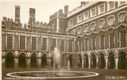 England London Hampton Palace Fountain Court - Hampton Court