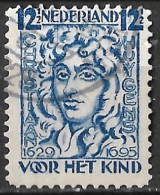 Plaatfout Verticale Kras In Het Haar Onder De E Van NEderland In 1928 Kinderzegels 12½ + 3½ Ct Blauw NVPH 223 A PM 8 - Varietà & Curiosità