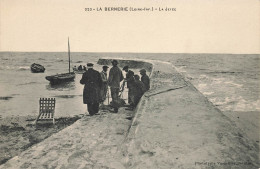 La Bernerie * Vue Sur La Jetée * Pêcheurs - La Bernerie-en-Retz