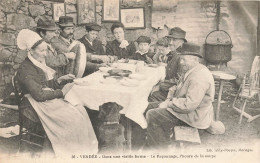 Vendée N°36 éditeur Poupin Mortagne * Dans Une Vieille Ferme Le Reçounage L'heure De La Soupe * Coiffe Costume Coutume - Autres & Non Classés