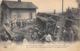 78-VILLEPREUX- LES-CLAYES- CATASTROPHE- 18 JUIN 1910- DEVANT LE PASSAGE A NIVEAU N° 3 LA LOCOMOTIVE DU TRAIN ... - Villepreux