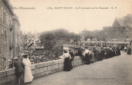 St Malo * La Promenade Sur Les Remparts * Jour De Fête ? - Saint Malo