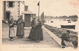 Ile Tudy * Sur Les Quais De L'ile Tudy , En Attendant L'arrivée Des Bateaux * Coiffe - Ile Tudy