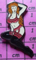 2119 Pin's Pins / Beau Et Rare / PIN-UPS / ROUSSE EN LINGERIE ROUGE ET NOIRE - Pin-Ups