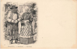 Douarnenez * Un Couple D'habitants Du Pays En Costume Et Coiffe - Douarnenez