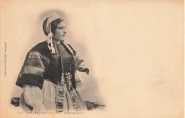 Pont L'abbée * Femme Du Pays En Coiffe Et Costume - Pont L'Abbe