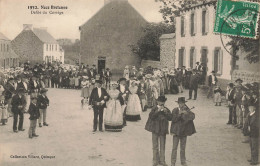 Finistère * Noce Bretonne * Le Défilé Du Cortège * Mariage Jour De Fête * Coiffe Musiciens - Andere & Zonder Classificatie