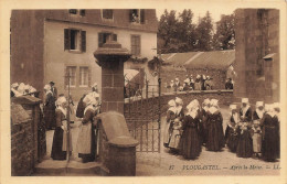 Plougastel Daoulas * Scène De La Commune , Après La Messe * Coiffe * Place De L'église - Plougastel-Daoulas