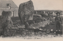 56 - CARNAC - Un Menhir (mégalithe) - Dolmen & Menhirs