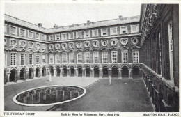 England London Hampton Court Palace - The Fountain Court - Hampton Court