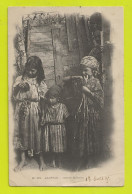 ALGERIE N°151 Jeunes Enfants Kabyles En 1905 VOIR ZOOMS Et Dos Non Séparé Avant 1905 - Kinderen