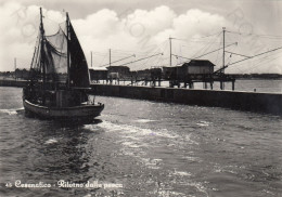 CARTOLINA  CESENATICO,CESENA,EMILIA ROMAGNA-RITORNO DALLA PESCA-SPIAGGIA,MARE,SOLE,VACANZA,BARCHE A VELA,VIAGGIATA 1958 - Cesena