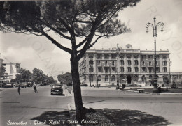 CARTOLINA  CESENATICO,CESENA,EMILIA ROMAGNA-GRAND HOTEL E VIALE CARDUCCI-SPIAGGIA,VACANZA,BARCHE A VELA,VIAGGIATA 1957 - Cesena