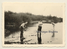 Nude Soldier & Comrades Washing Himself In Lake / Gay INT (Vintage Photo 1930s/1940s) - Non Classés