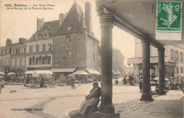 Pontivy * Place * Les Trois Piliers De La Maison De La Place Du Martray * Marché Marchands - Pontivy