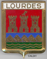 CAL241 - PLAQUE CALANDRE AUTO - LOURDES - Emailplaten (vanaf 1961)