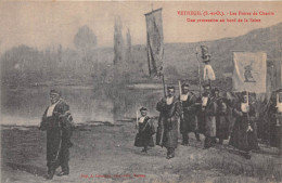 95-VETHEUIL- LES FRERES DE CHARITE UNE PROCESSION AU BORD DE LA SEINE - Vetheuil