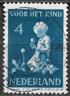 Plaatfout Wit Vlekje Voor Het Bloemblad Linksonder (zegel 86) In 1940 Kinderzegels 4 + 3 Ct Blauw NVPH 376 PM 3 - Varietà & Curiosità