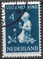 Plaatfout Wit Vlekje Voor Het Bloemblad Linksonder (zegel 86) In 1940 Kinderzegels 4 + 3 Ct Blauw NVPH 376 PM 3 - Plaatfouten En Curiosa