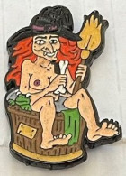 PIN-UPS - PINUP - SORCIERE ASSISE DANS UNE BASSINE - BALAIS - CHAPEAU - HEXE - WITCH - STREGA - OS -  (31) - Pin-ups