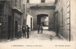 Concarneau * Rue Et Porte De La Ville Close * Commerces Magasins Cartes Postales Illustrées - Concarneau