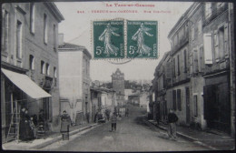 CPA 82 Verdun-sur-Garonne - La Rue Sainte-Croix - Vue Des Commerces Et Animation    A Voir ! - Verdun Sur Garonne