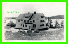 LAC DES COMMISSAIRES, QUÉBEC - LAC BOUCHETTE CLUB - ANIMÉE DE VIEILLE VOITURES - CARTE PHOTO - CIRCULÉE EN 1955 - - Saguenay